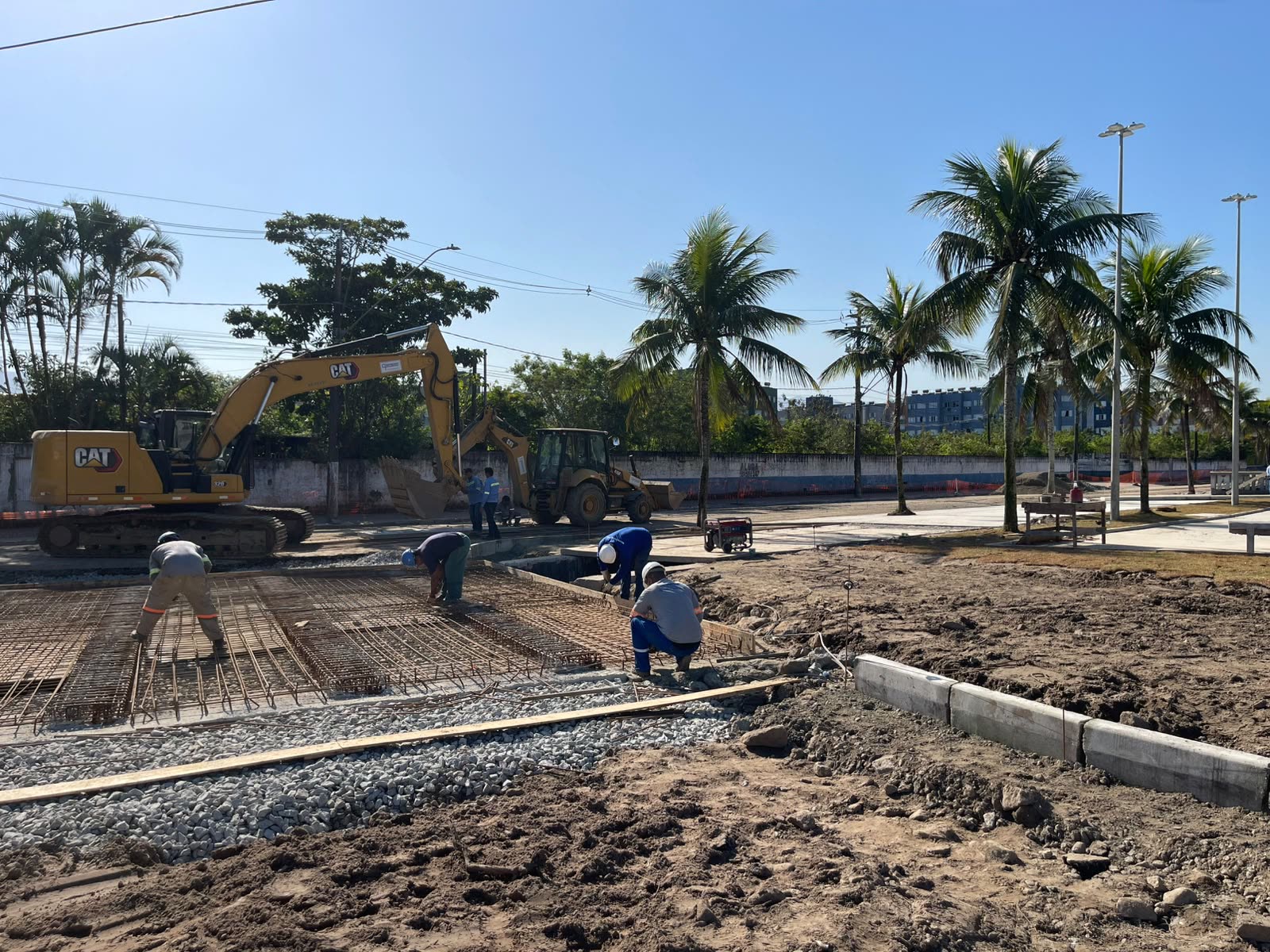 Equipe da LZN Engenharia executando armação e concretagem com escavadeira em canteiro de obras