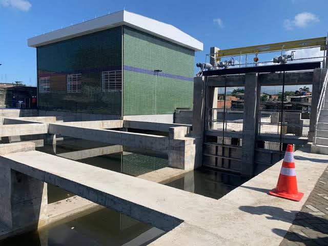 Tanques de concreto, comportas metálicas e prédio técnico de estação de tratamento